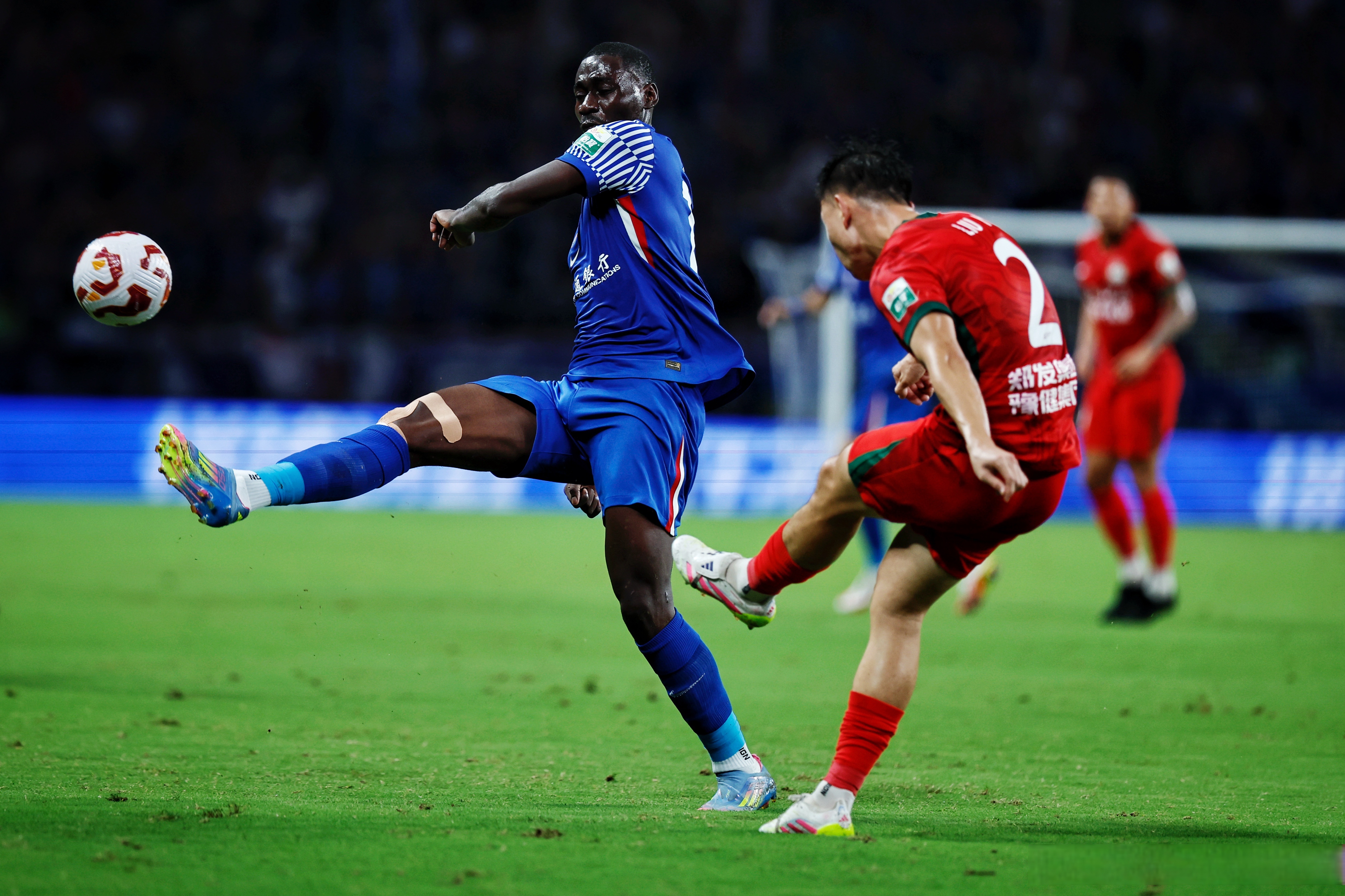 西海岸对阵申花比赛中遭争议越位判罚主场不敌申花的简单介绍