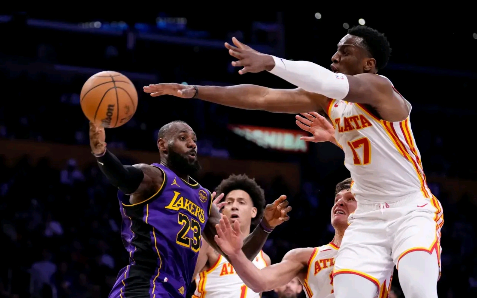 关于湖人在本赛季造成对手进攻犯规上领跑联盟达到9次的信息