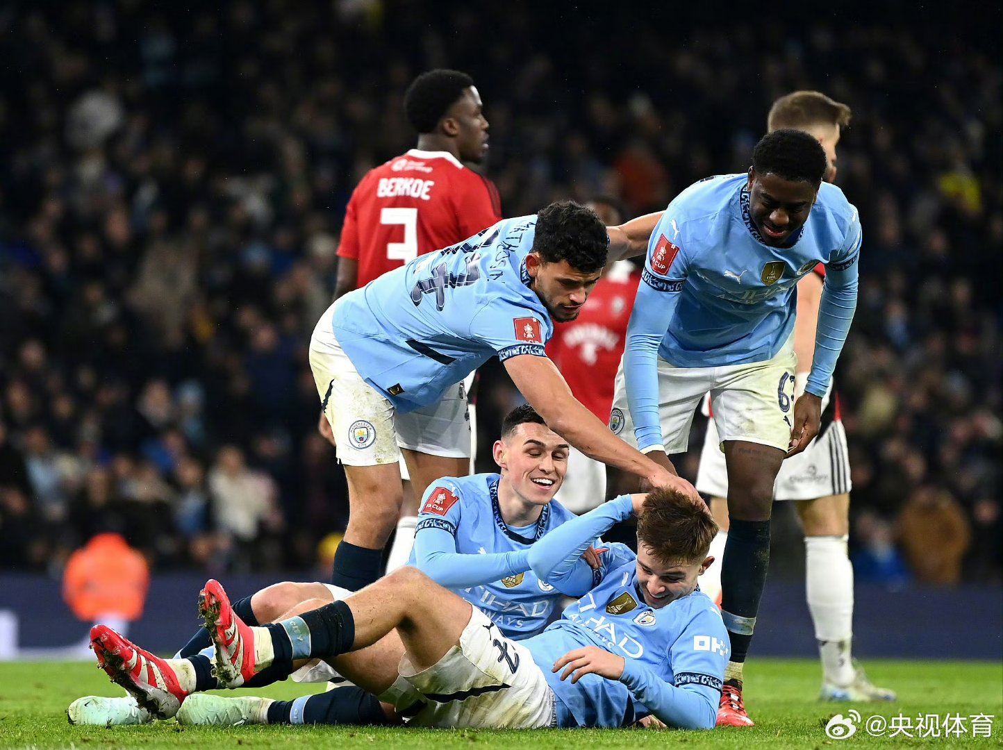 曼城希望在年底之前敲定罗德里的续约与福登的谈判进展顺利的简单介绍