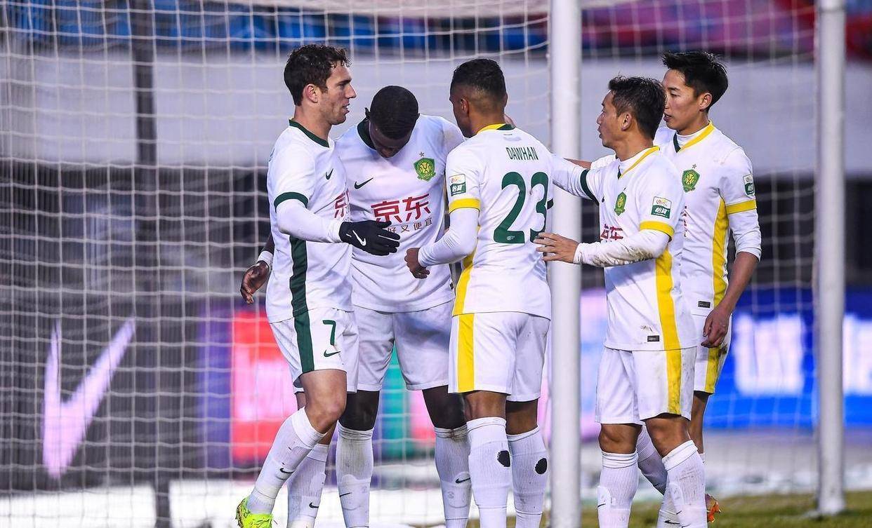 包含重庆球员庆祝冲超成功重庆足球重返中超的词条