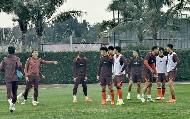 记者:国足进行定位球特训课备战18强赛的简单介绍 记者:国足进行定位球特训课备战18强赛的简单介绍