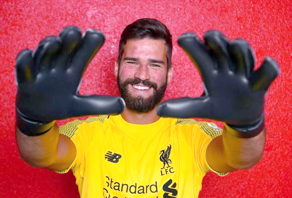 包含利物浦门将阿利森退出日本季前赛将返回英格兰处理个人事务的词条