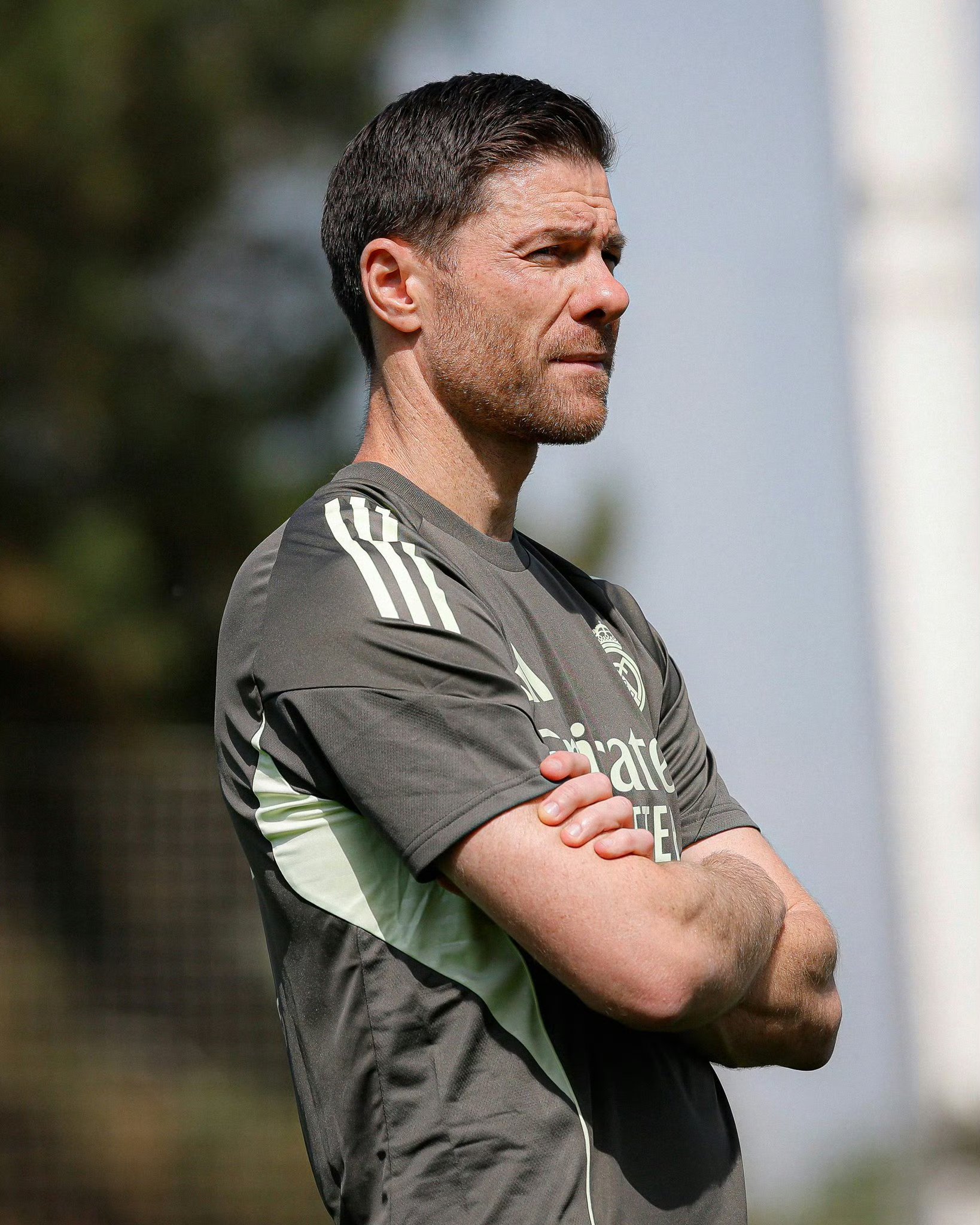 包含阿隆索正式亮相皇马此前担任勒沃库森主教练的词条