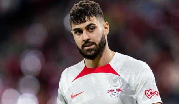 包含格瓦迪奥尔当选曼城赛季最佳本赛季在攻防两端发挥出色的词条