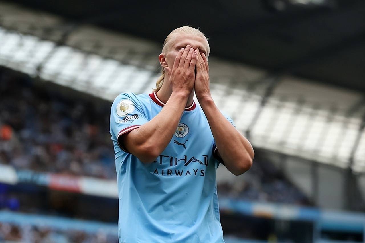 包含多纳鲁马抗议裁判染黄伯恩茅斯进球引发争议的词条