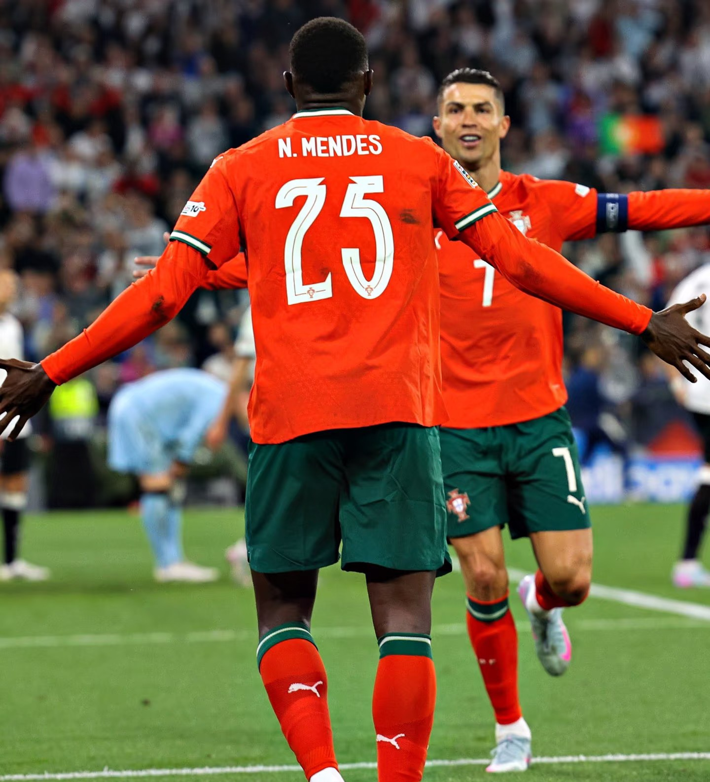 包含葡萄牙足协将为C罗红牌上诉以寻求减少禁赛处罚的词条