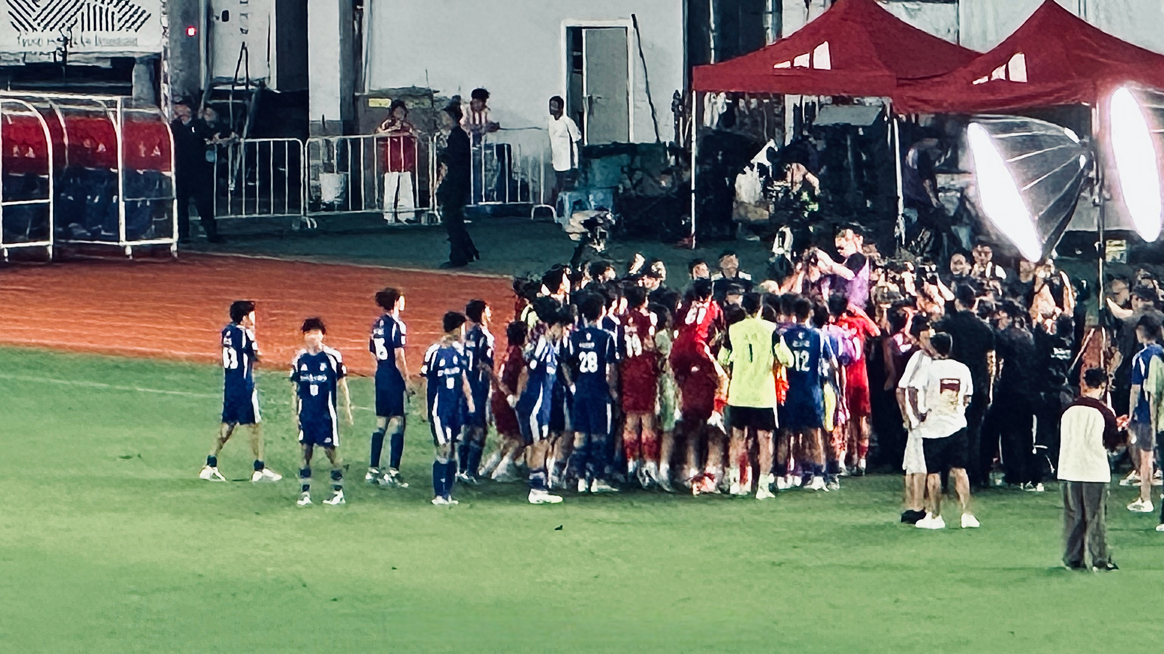 西班牙媒体关注亚马尔中国行球员已抵达上海 西班牙媒体关注亚马尔中国行球员已抵达上海