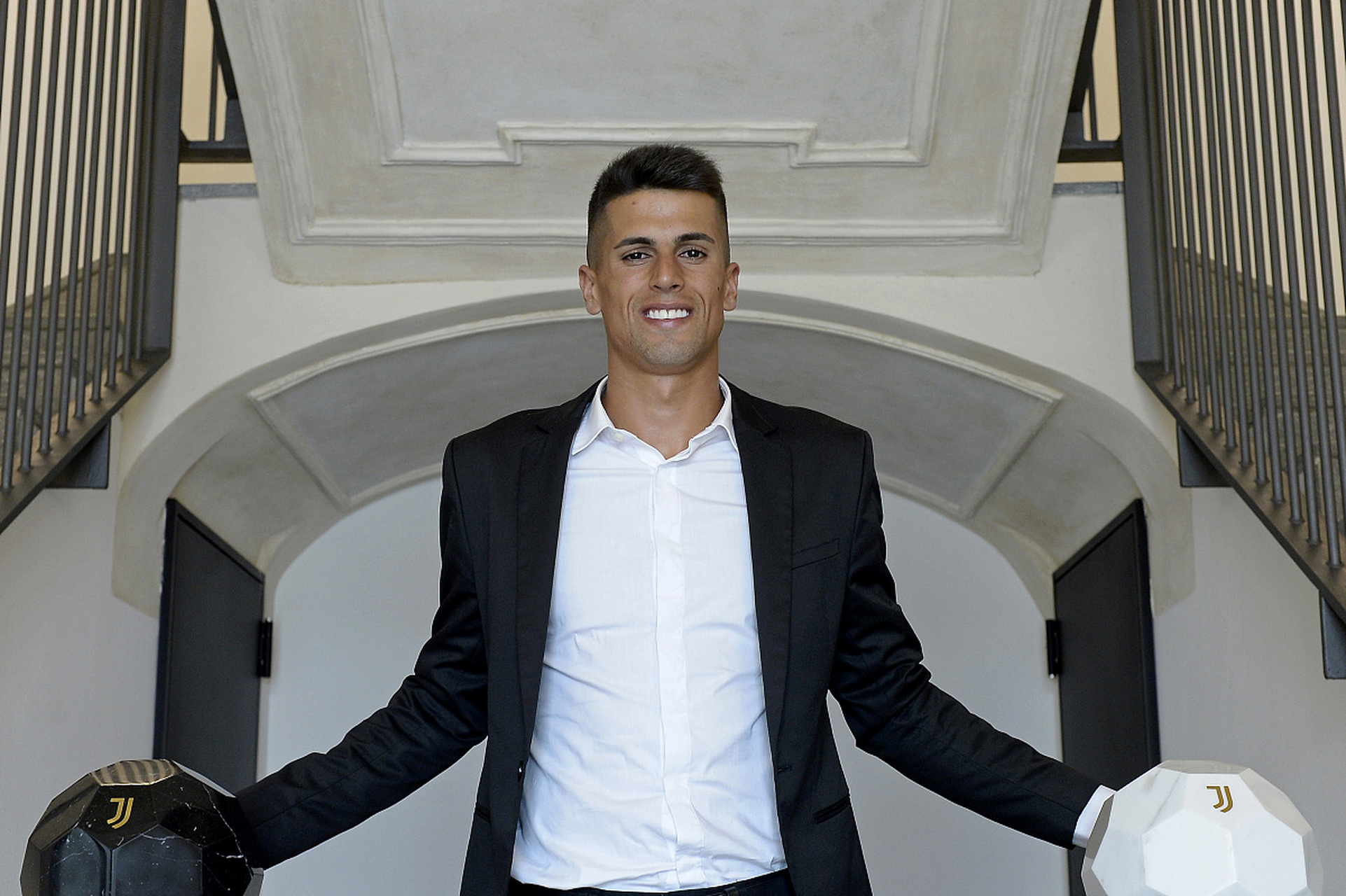 包含埃文弗格森租借加盟罗马并含有买断条款的词条