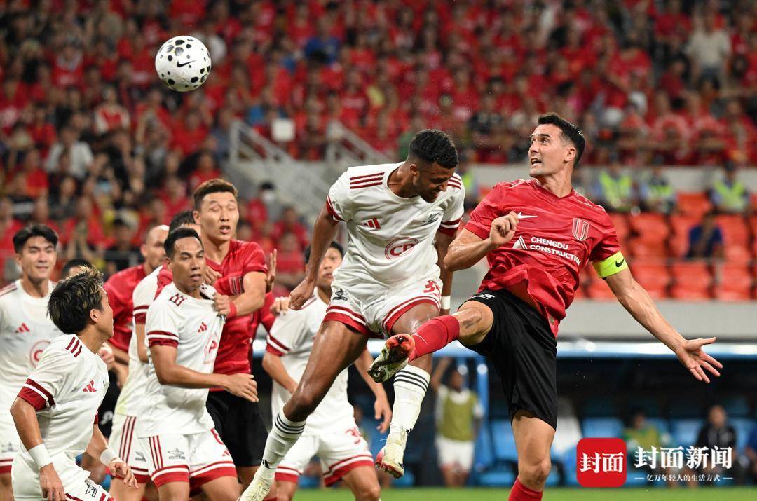 成都蓉城亚冠巨型Tifo亮相凤凰山球迷为蓉城助威的简单介绍