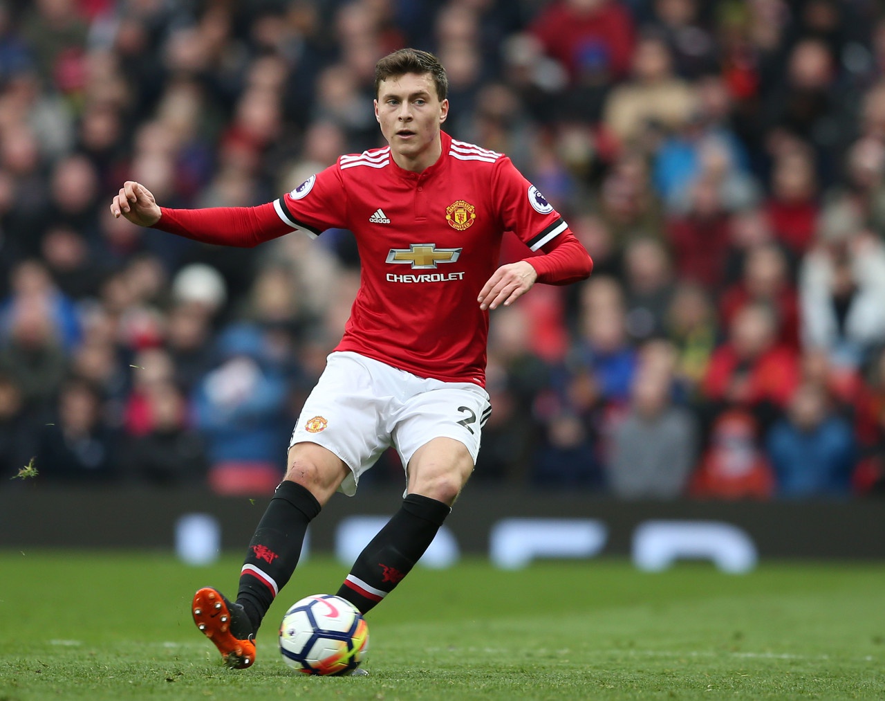 包含佛罗伦萨有意林德洛夫球队有机会免签球员的词条