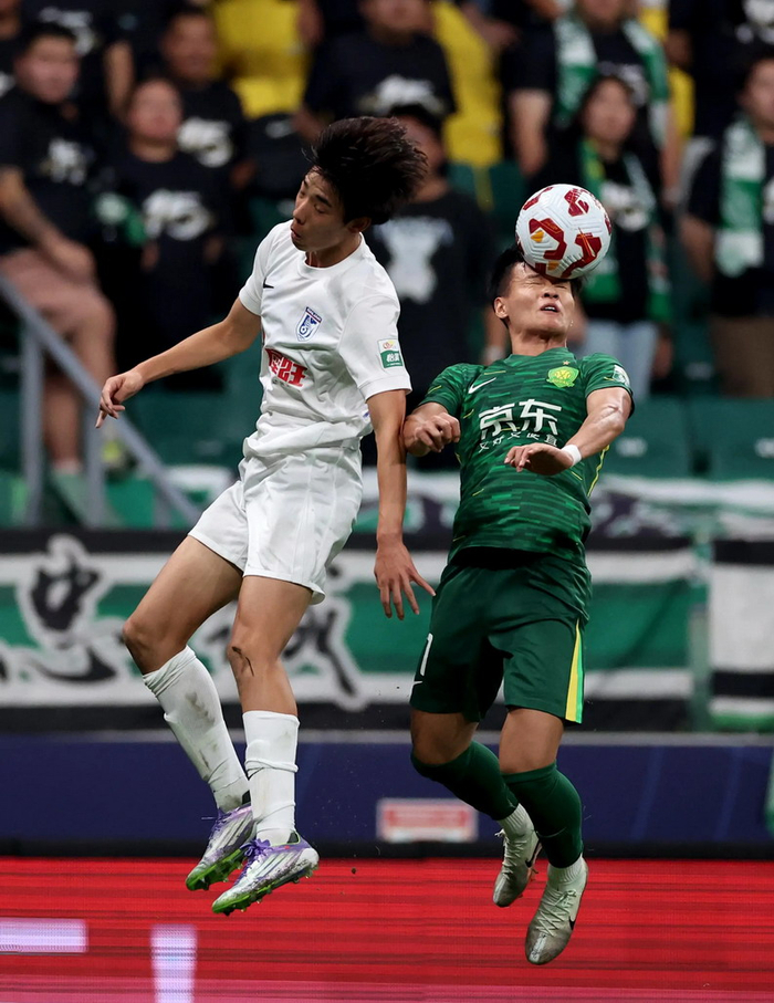 大连英博新援佩尼亚社媒晒照球员刚完成签约的简单介绍