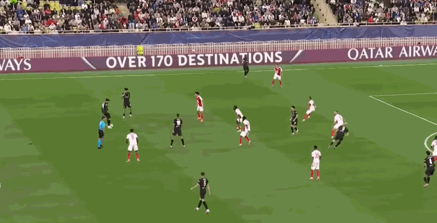 包含曼城将把季票持有者迁出北看台引发部分球迷不满的词条  第1张