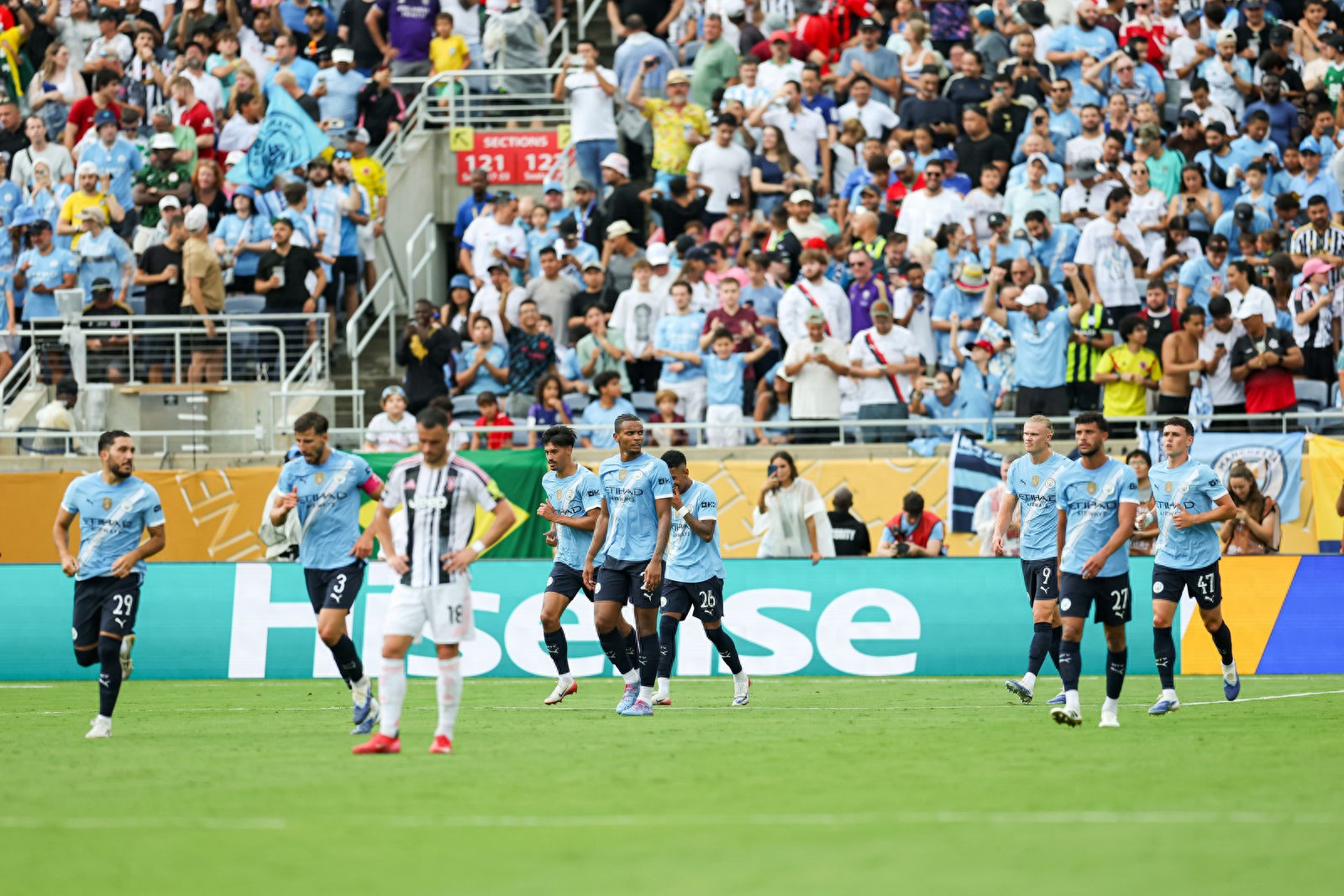 包含曼城将把季票持有者迁出北看台引发部分球迷不满的词条  第2张