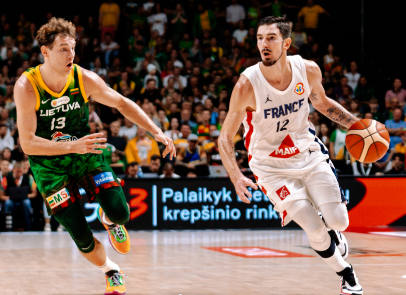 包含德国男篮将对阵立陶宛男篮两队小组赛均取全胜战绩的词条