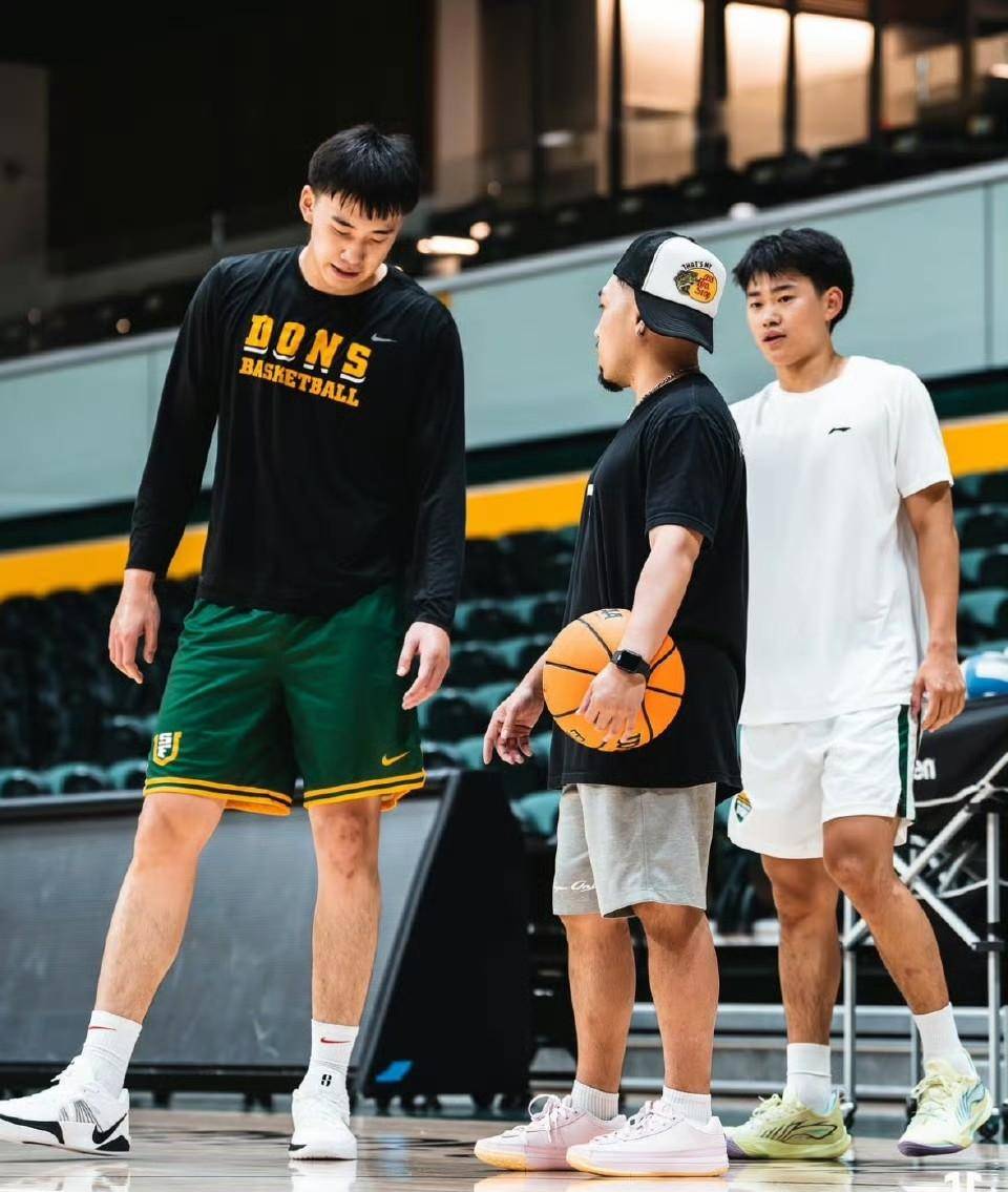 中国男篮杭州热身赛2连胜王俊杰轰下16分3板2助的简单介绍