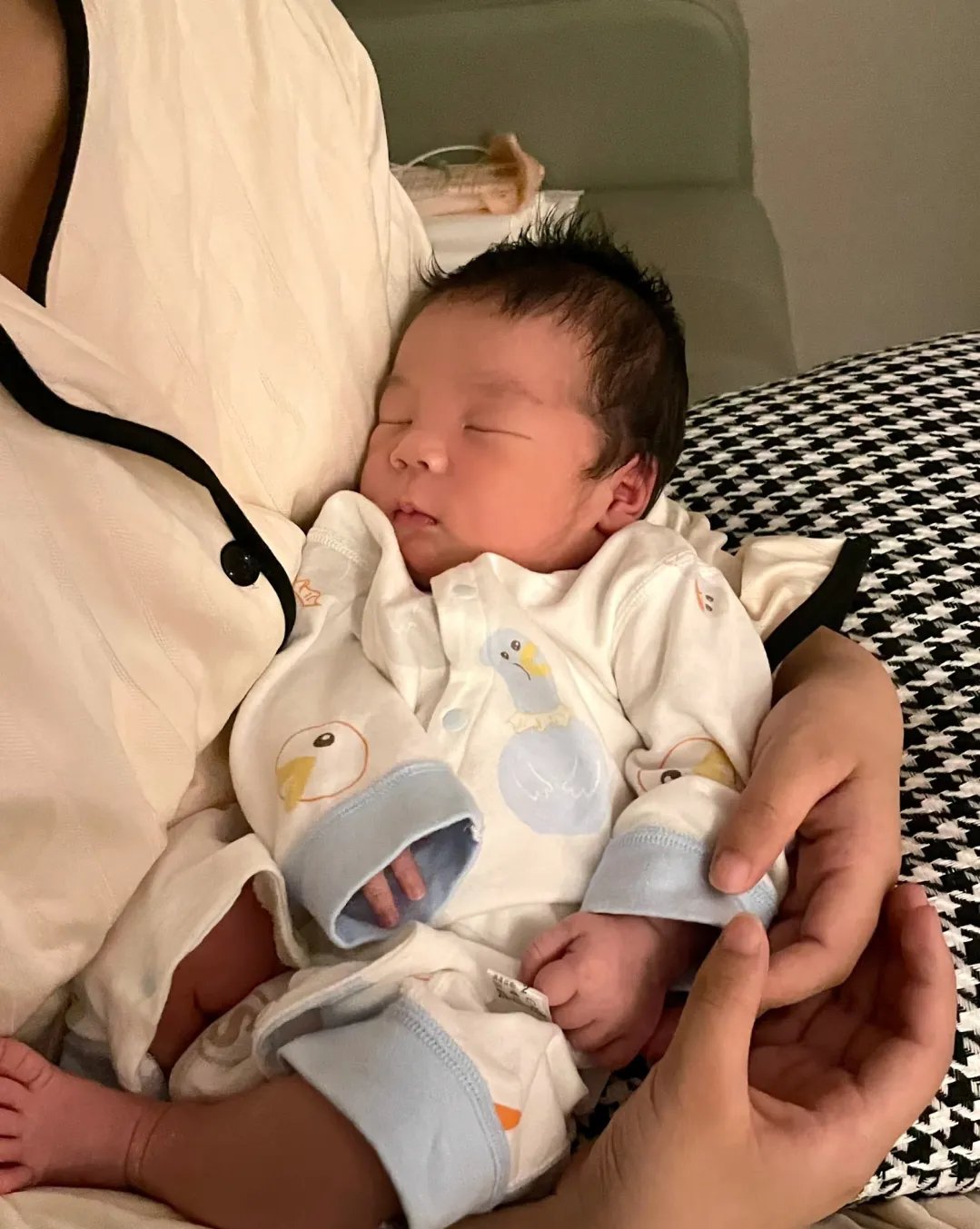 内马尔第四个孩子出生人社交媒体晒出怀抱新生儿照片的简单介绍