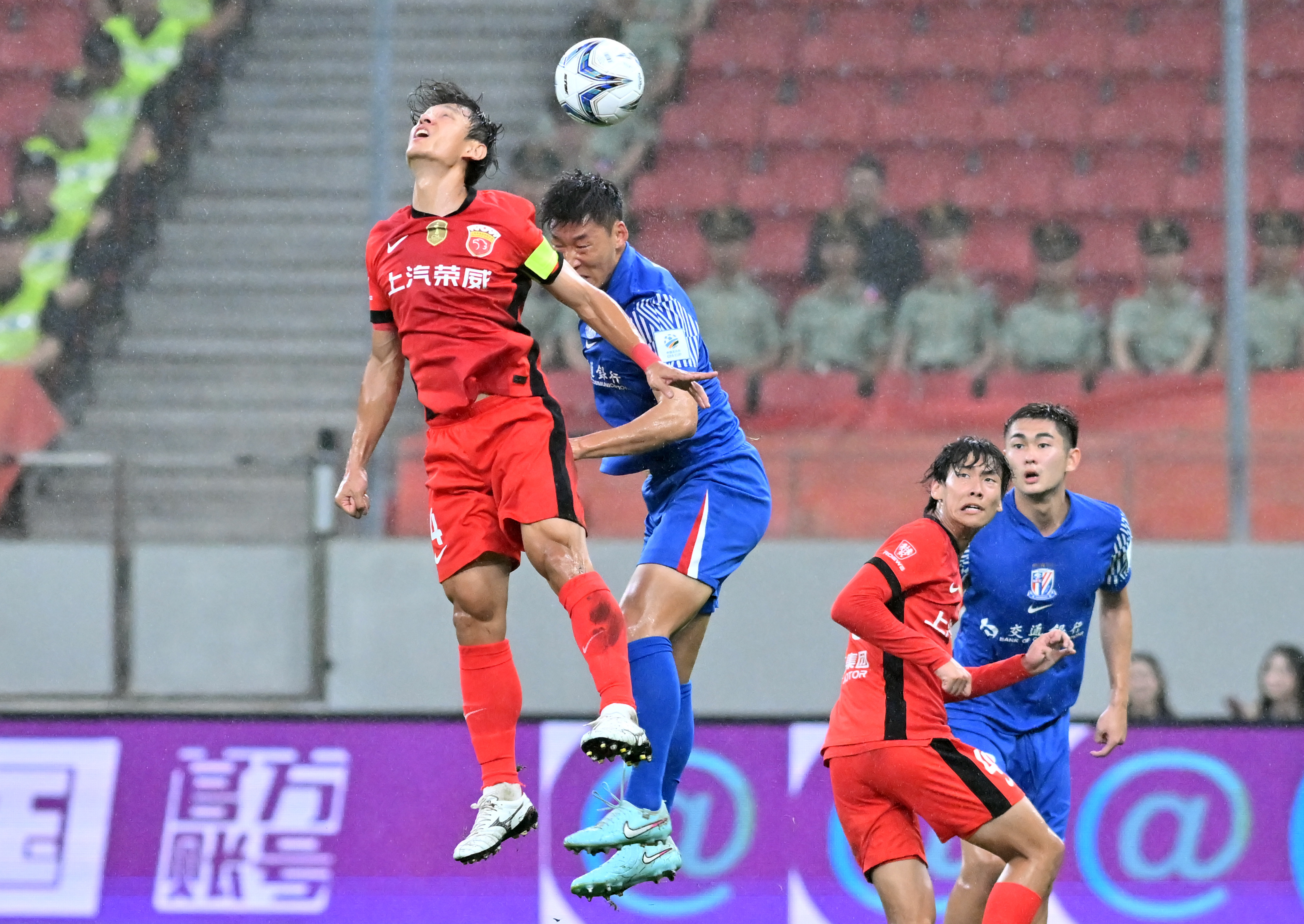 关于水晶宫有意租借黄喜灿球员在狼队的处境变得复杂的信息