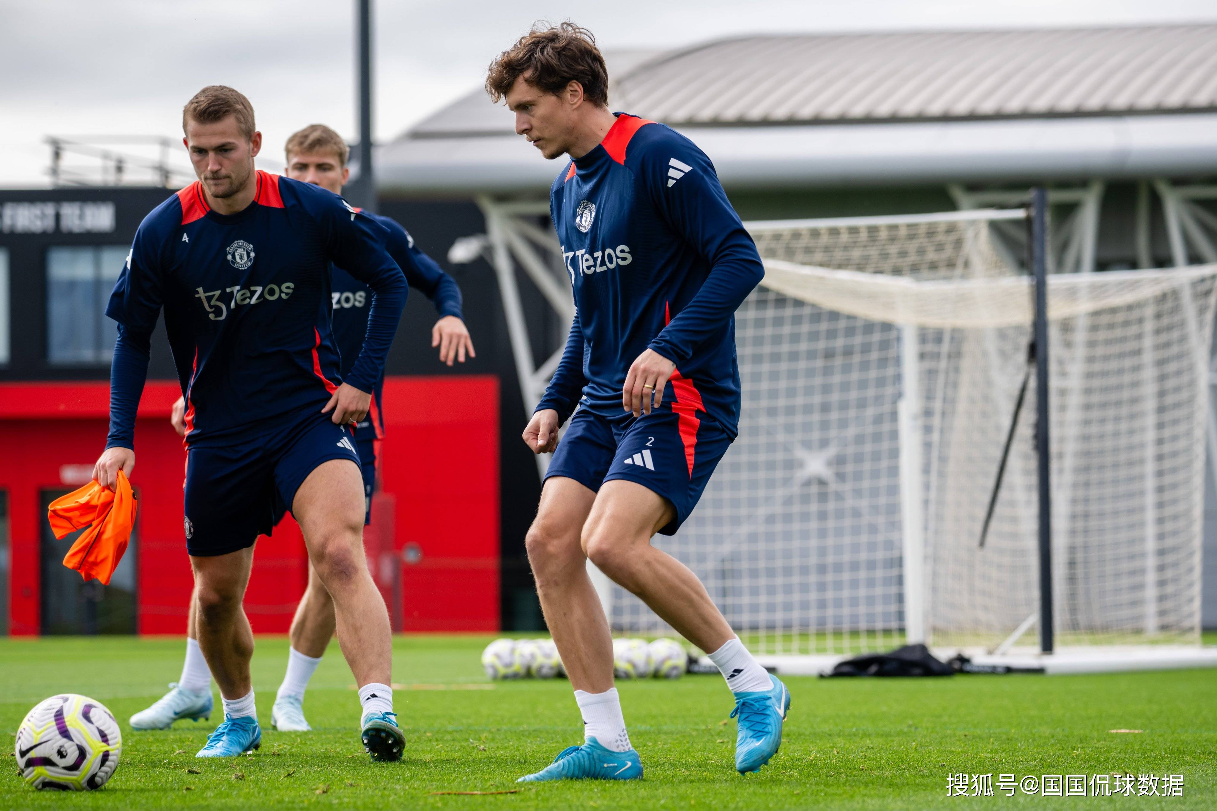 包含英超热刺2-2曼联姆伯莫破门德利赫特补时绝平的词条  第2张