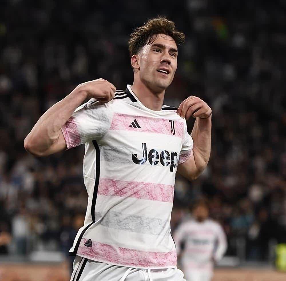 尤文图斯计划直接出售道格拉斯路易斯球员在斑马军团表现低迷的简单介绍 第2张 尤文图斯计划直接出售道格拉斯路易斯球员在斑马军团表现低迷的简单介绍 第2张