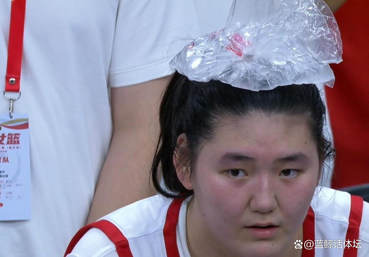 韩国球员碰瓷张子宇反被撞伤捂住肩膀痛苦下场的简单介绍