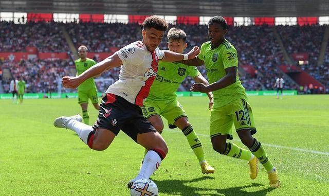 曼联球员在马来西亚骑车遇尴尬事件无奈寻求当地球迷帮助的简单介绍