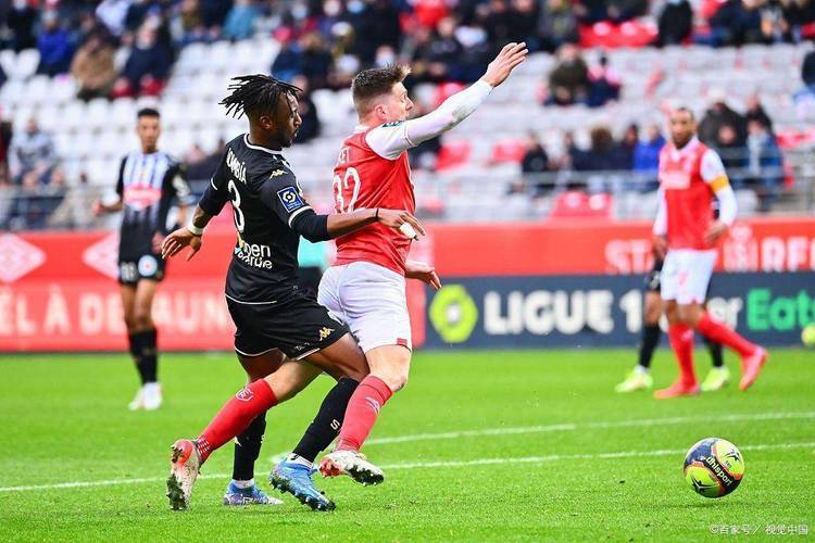 利雅得新月与利雅得胜利竞争希门尼斯两队将其作为后防提升选择的简单介绍