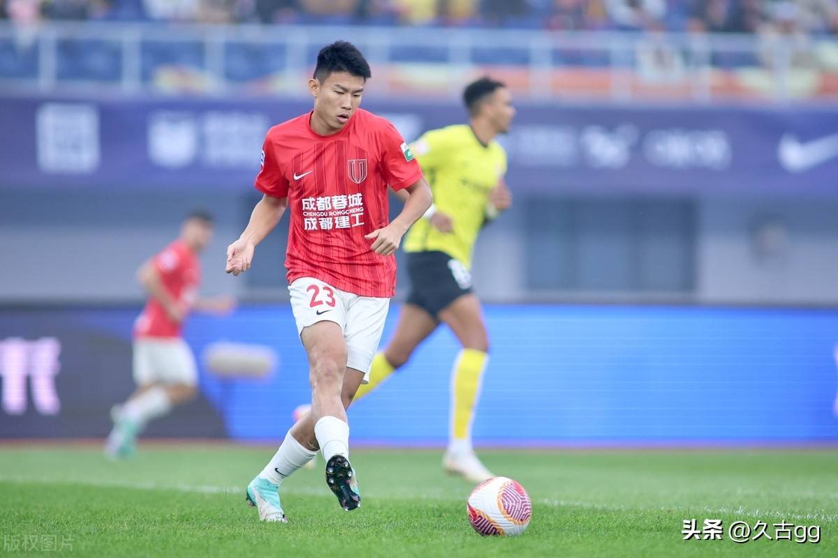 包含蓉城后卫杨帅晒妻女现场观战照蓉城晋级亚冠正赛的词条  第2张