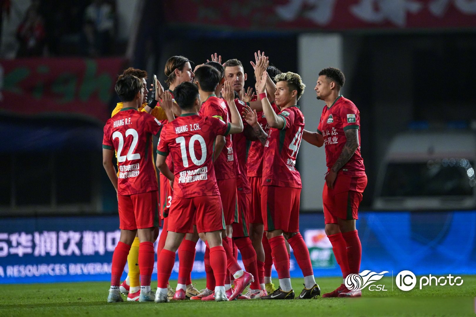 包含中超河南队1-1梅州客家阿奇姆彭破门莫里斯扳平的词条