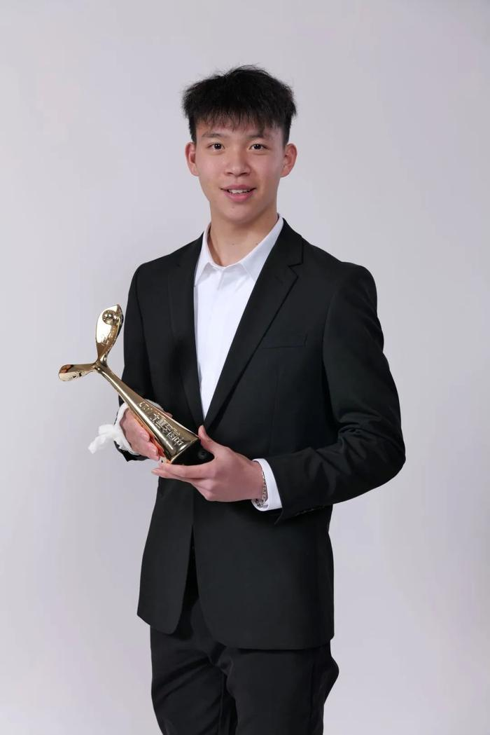 包含浙江队王钰栋伤情赛后被送往医院检查的词条