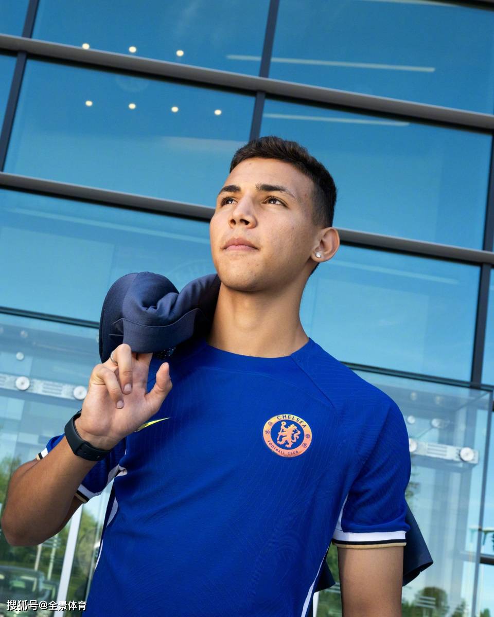 包含勒沃库森官宣签下夸安萨身披4号球衣的词条  第2张