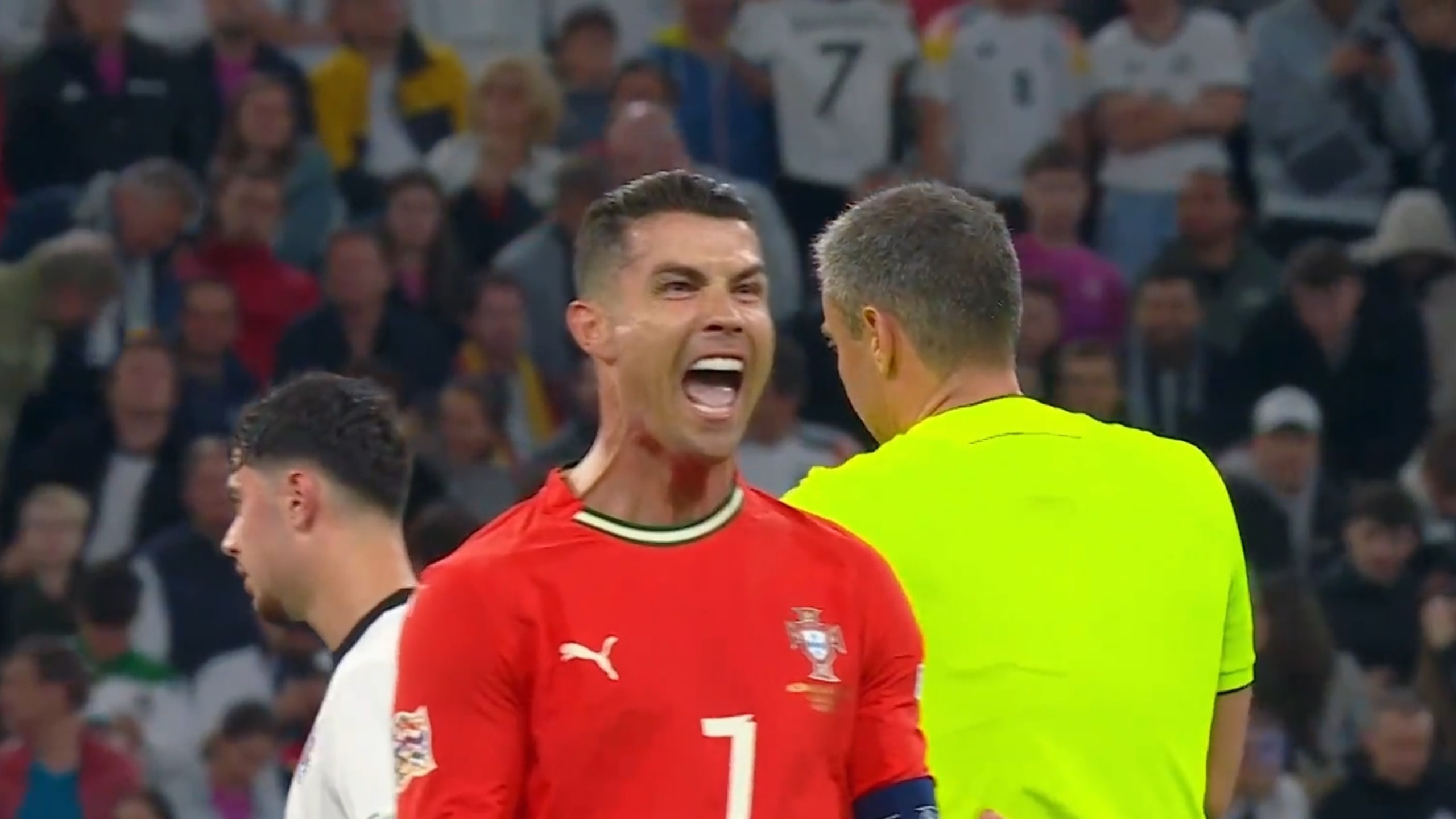 葡萄牙备战欧国联半决赛C罗归队士气大振的简单介绍